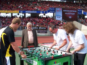 Live vor 40.000 Zuschauern des Bundesligaspiels 1.FC Nürnberg vs. Hannover 96 ein Match gegen zwei Gewinner einer Radioauslosung.